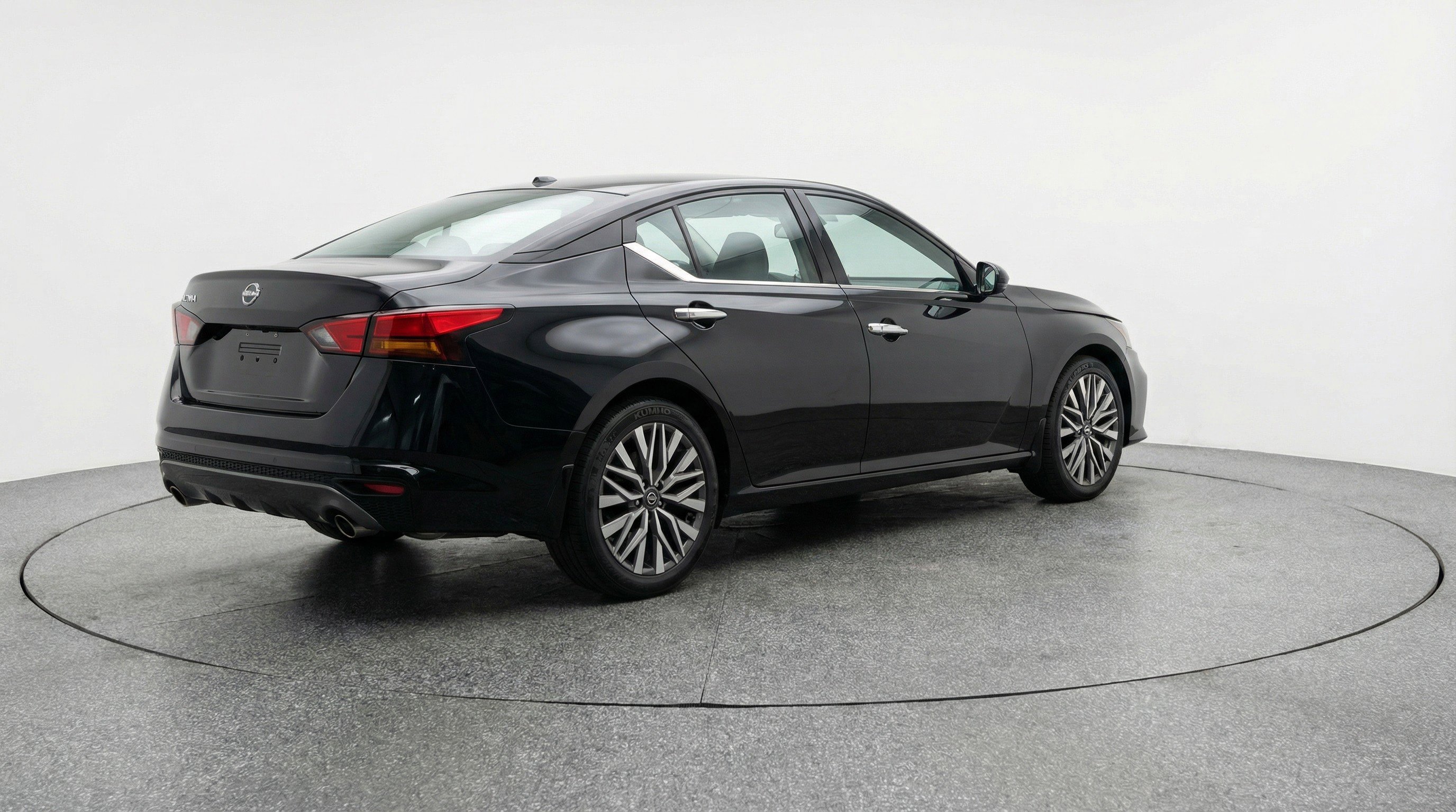 Used 2025 Nissan Altima 2.5 SV FWD image 9