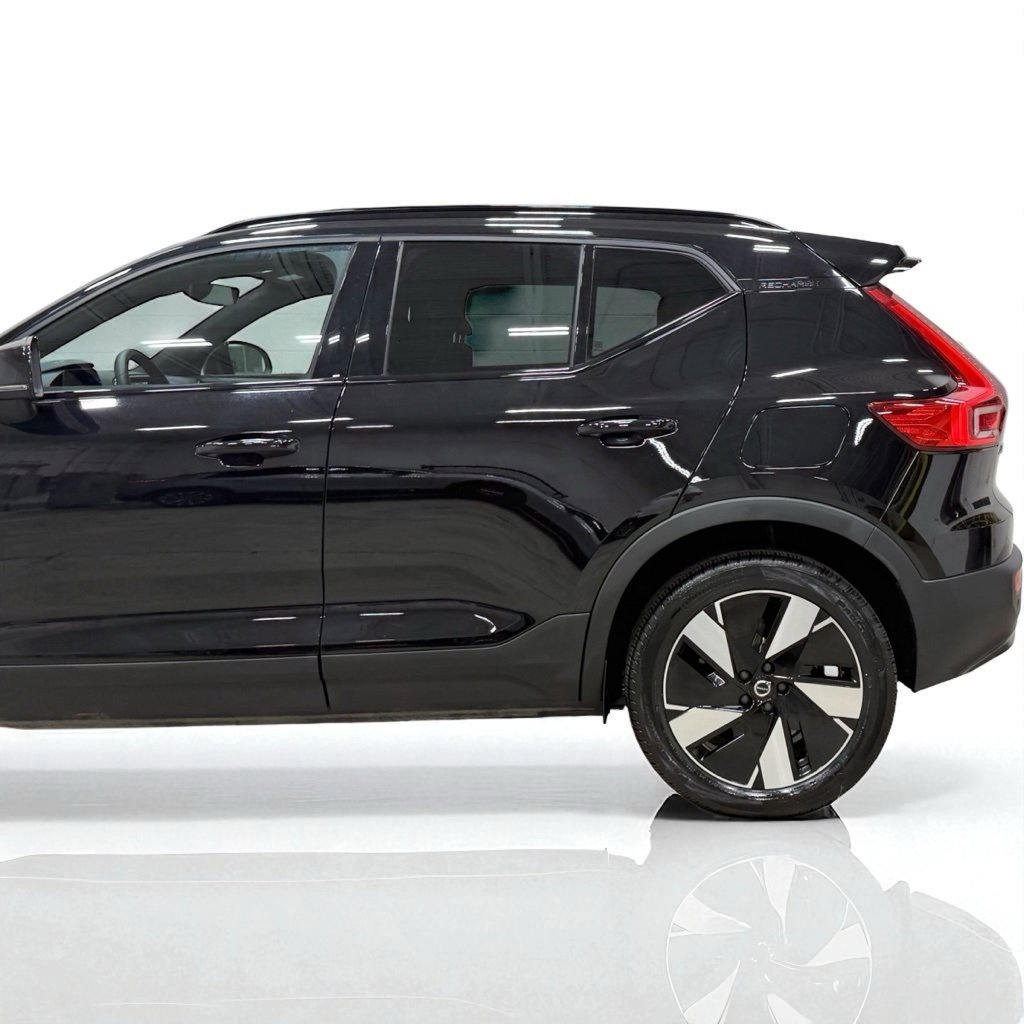 Used 2024 Volvo XC40 Recharge Core w/ Protection Package Premier image 4
