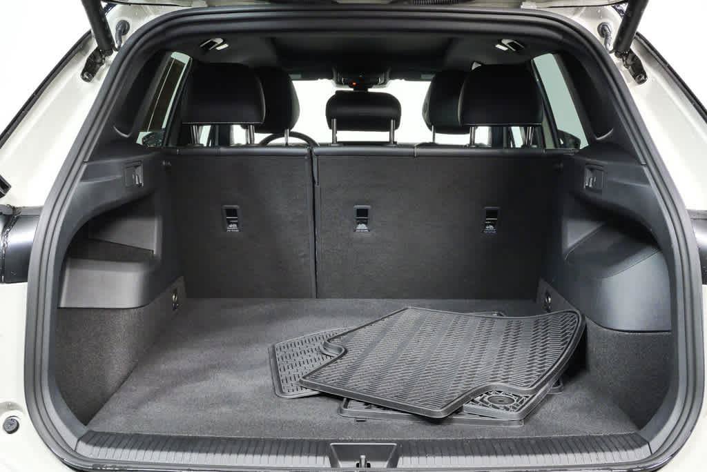 Certified 2025 Volkswagen Tiguan SE R-Line FWD image 27