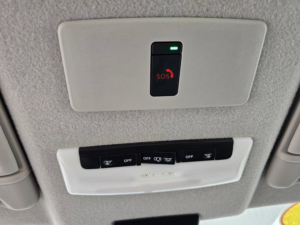 Used 2023 Nissan Kicks SR w/ SR Premium Package FWD image 18