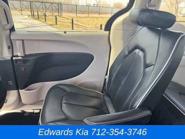 Used 2021 Chrysler Pacifica Limited image 16