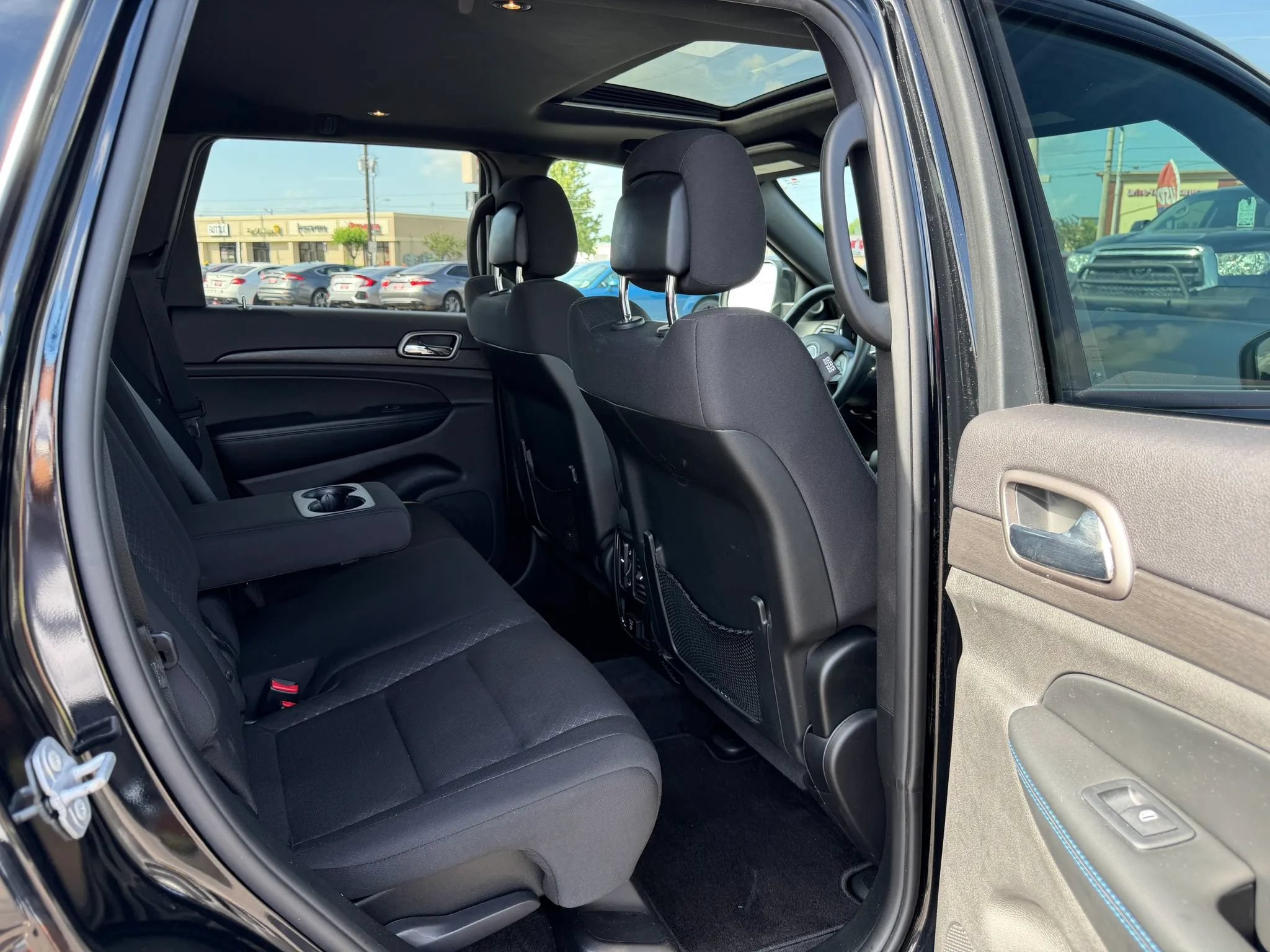 Used 2018 Jeep Grand Cherokee Laredo AWD/4WD image 9