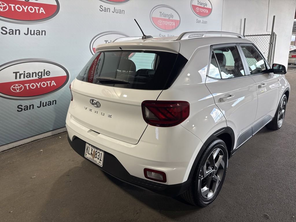 Used 2024 Hyundai Venue Limited FWD image 18