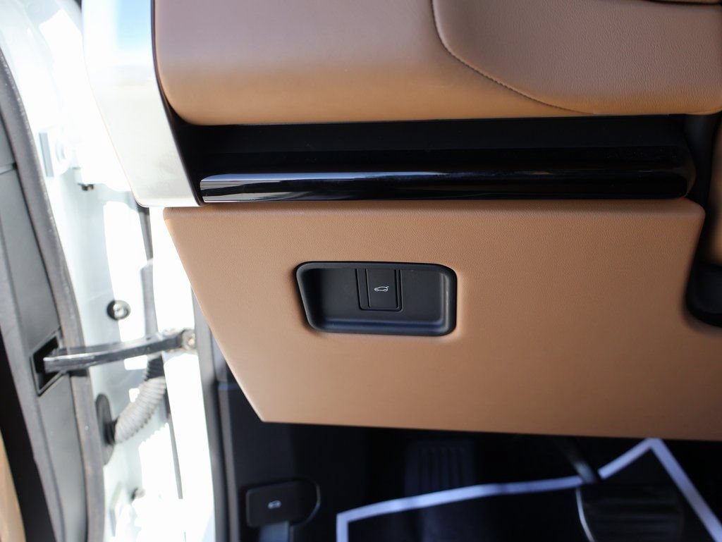 Certified 2025 Land Rover Range Rover Long Wheelbase SE AWD/4WD image 33