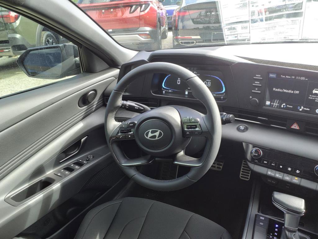 Used 2025 Hyundai Elantra Sport image 13