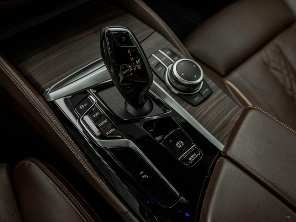 Used 2022 BMW M550i xDrive w/ Dynamic Handling Package image 25