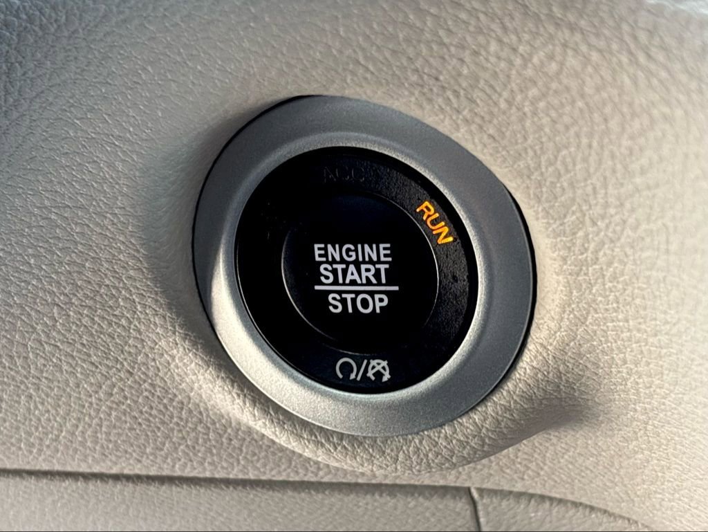 Used 2023 Chrysler Pacifica Touring-L image 18