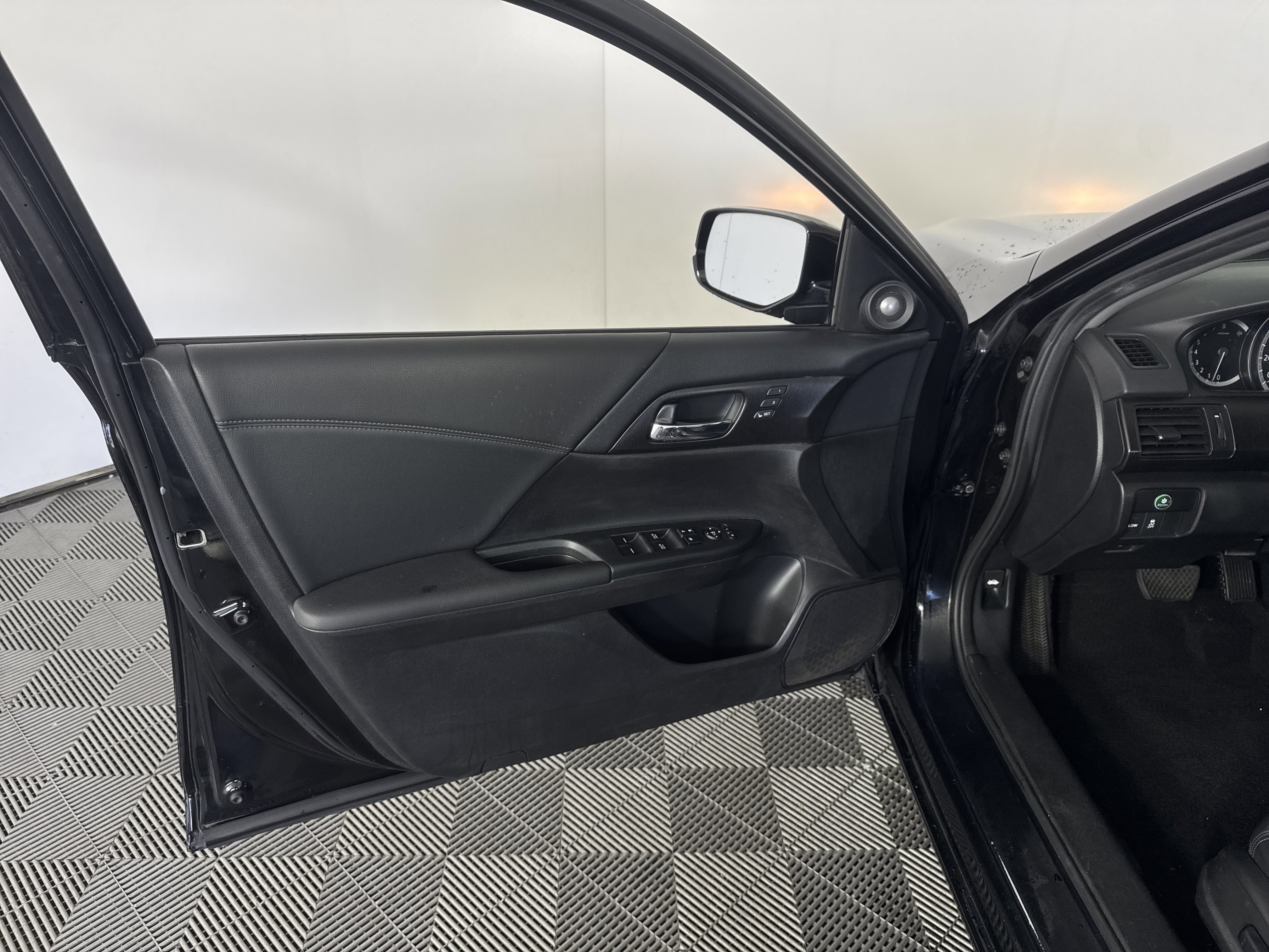 Used 2015 Honda Accord EX-L image 13