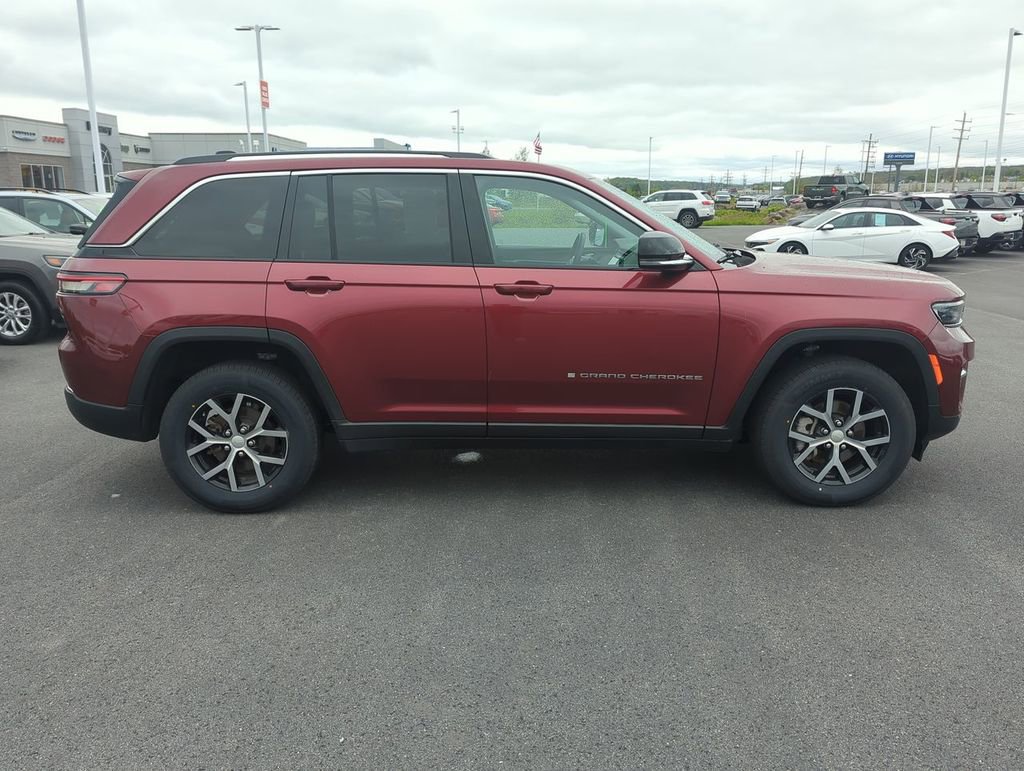 Used 2023 Jeep Grand Cherokee Limited AWD/4WD image 9