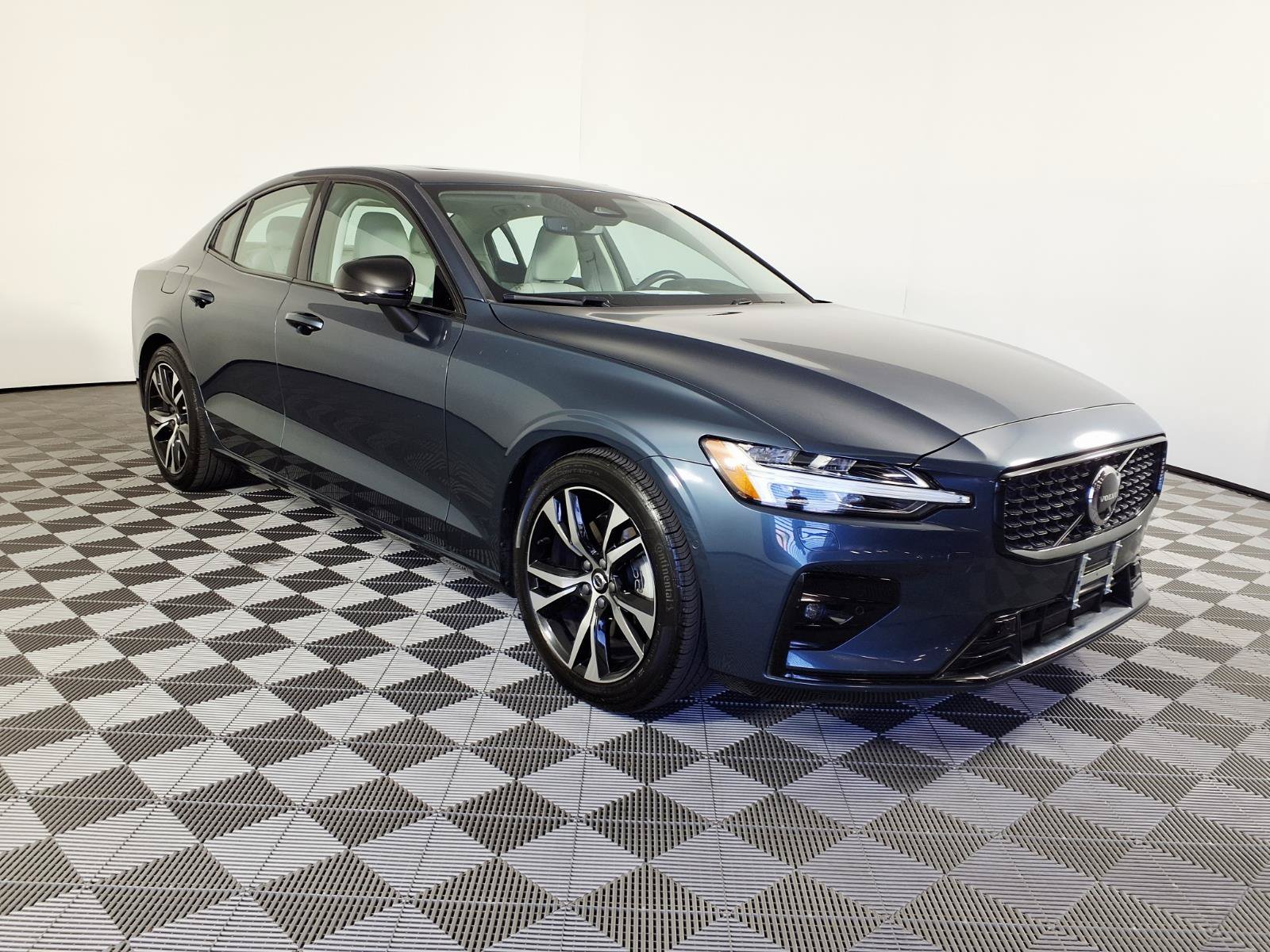 Used 2024 Volvo S60 B5 Plus AWD/4WD image 3