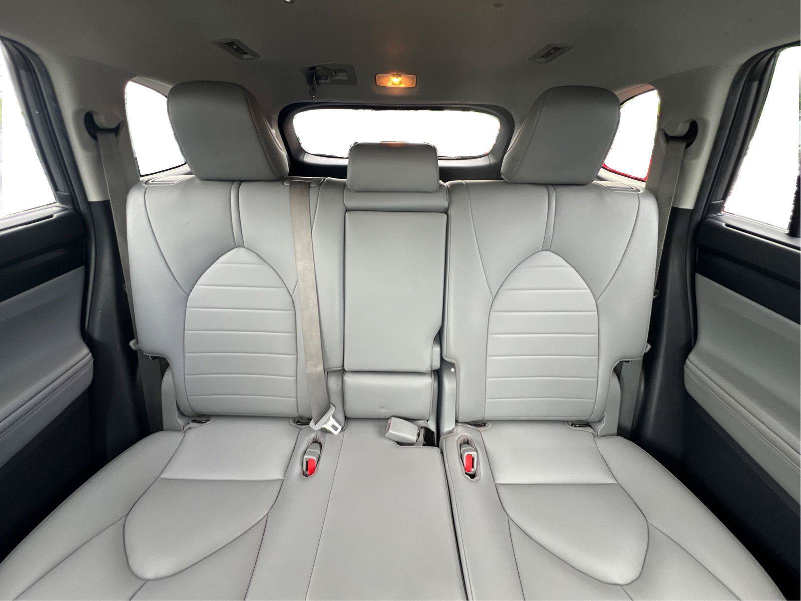 Used 2021 Toyota Highlander XLE AWD/4WD image 15