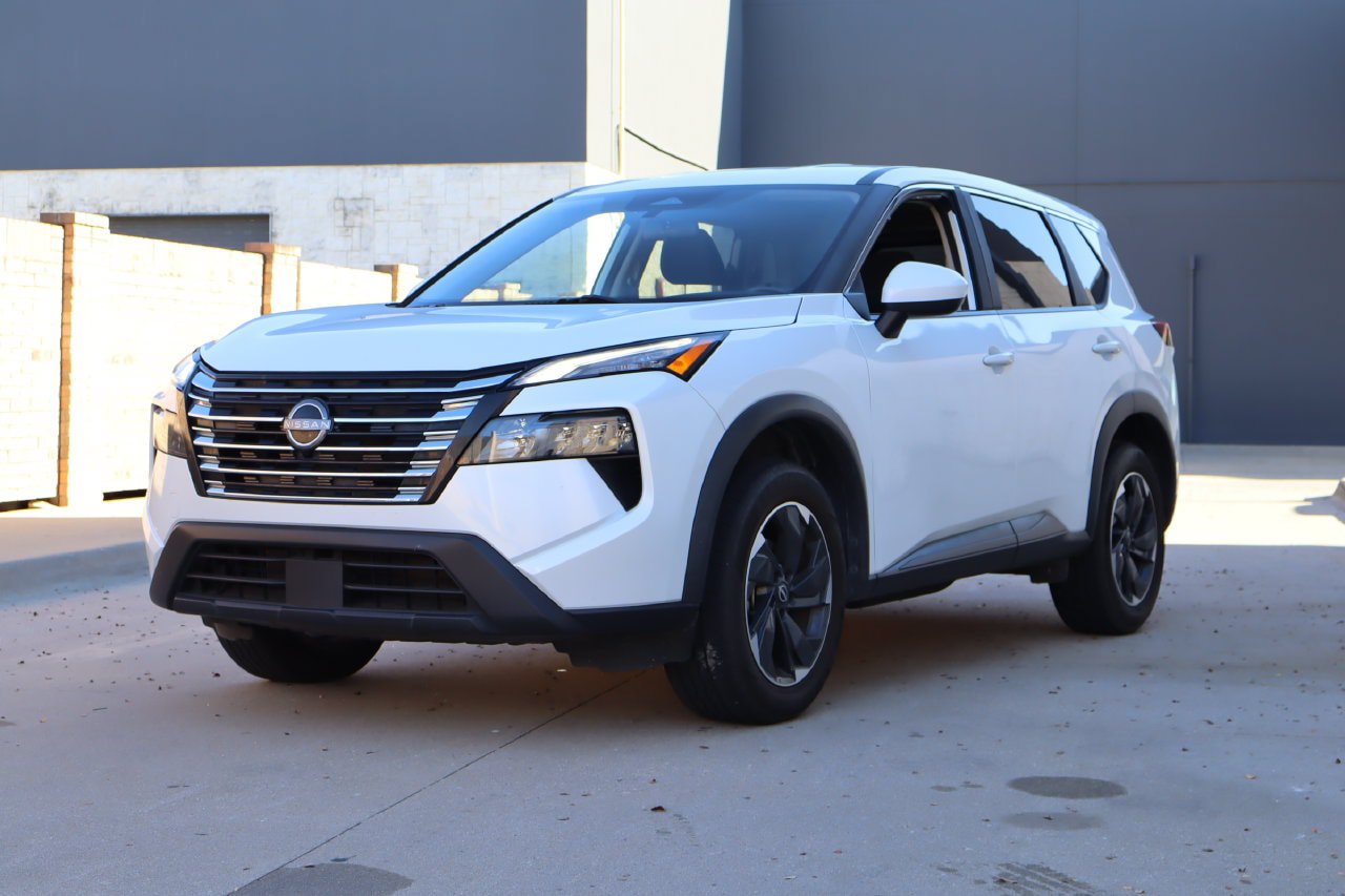 Used 2024 Nissan Rogue SV FWD image 2