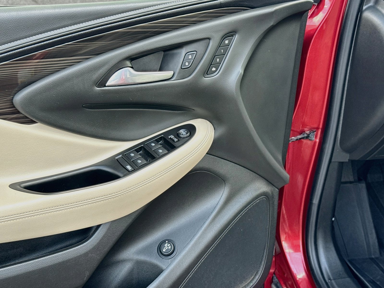 Used 2019 Buick Envision Essence w/ LPO, Cargo Package FWD image 13