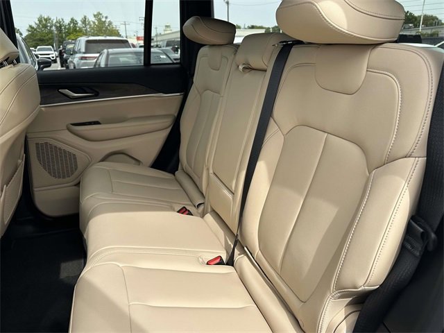 New 2025 Jeep Grand Cherokee Limited image 16