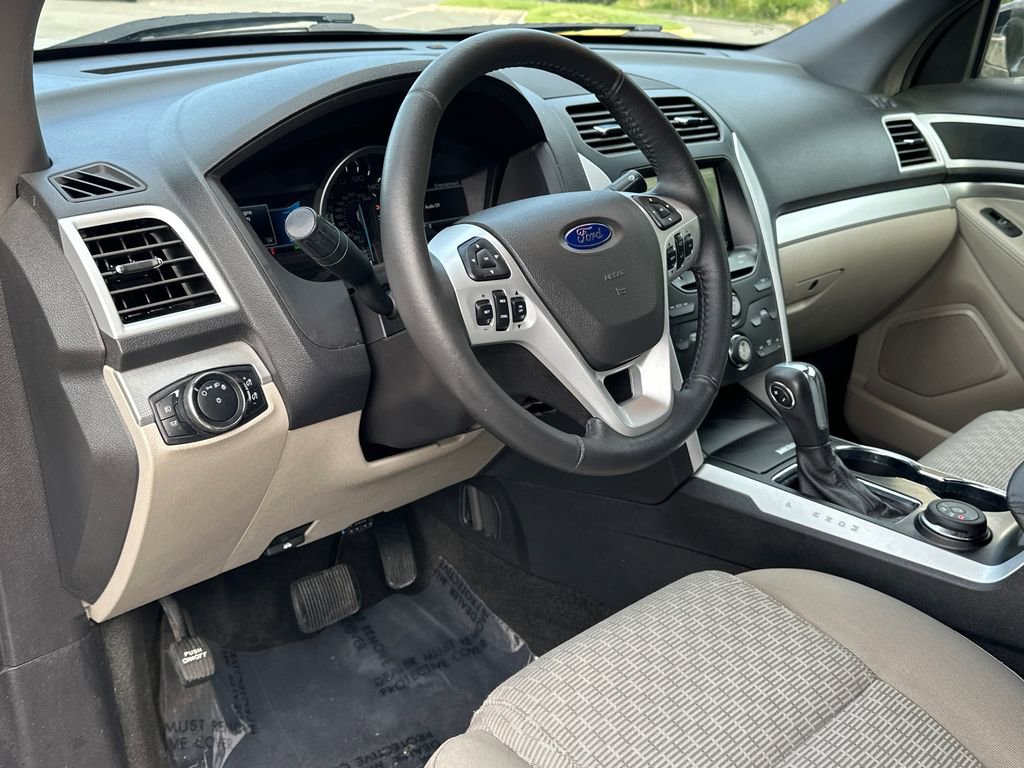 Used 2015 Ford Explorer XLT w/ Equipment Group 201A AWD/4WD image 12
