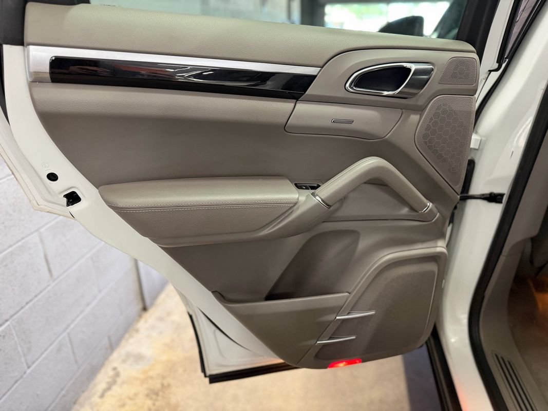 Used 2014 Porsche Cayenne Diesel Platinum Edition AWD/4WD image 19