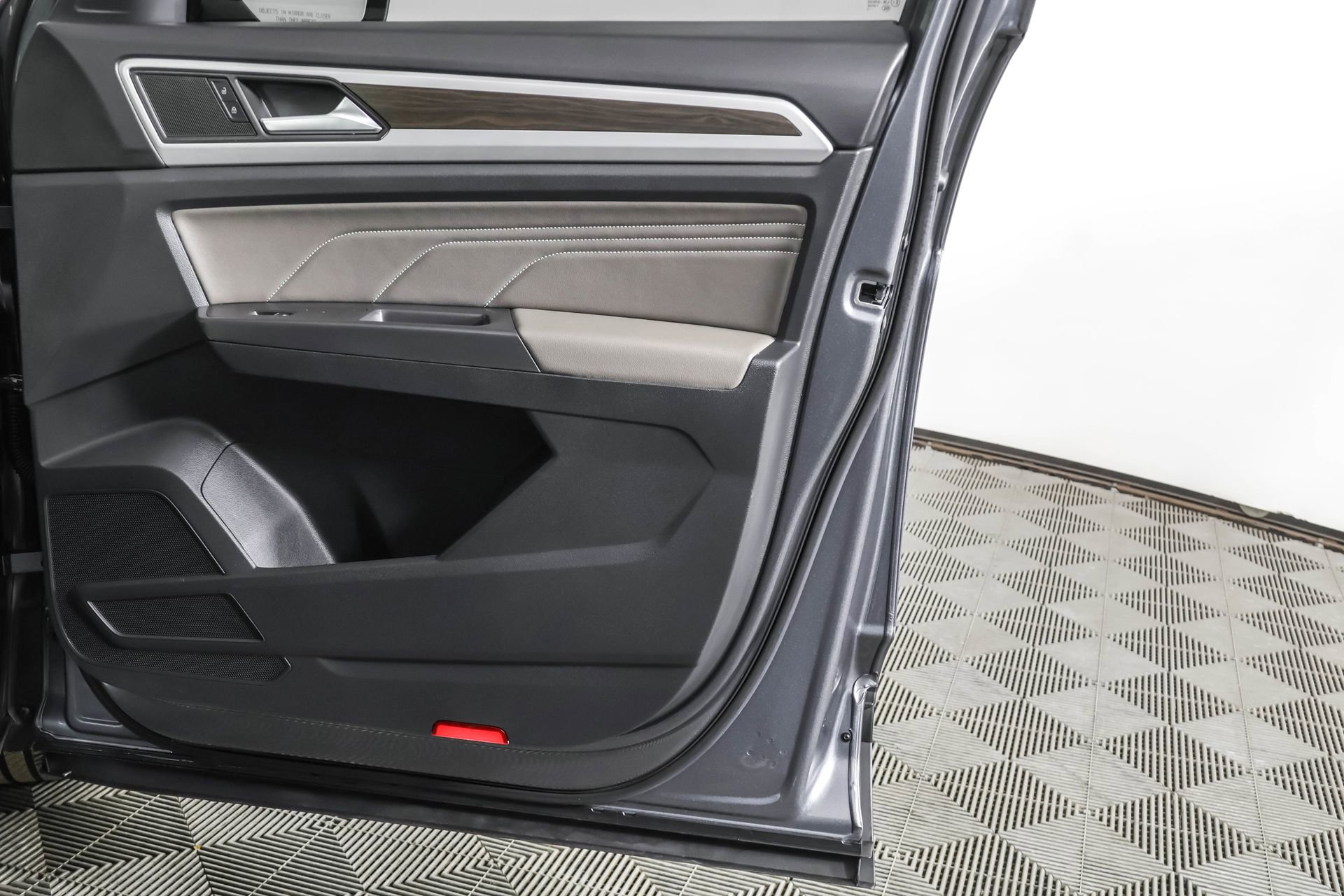 Used 2023 Volkswagen Atlas SE w/ Black Wheel Package image 49