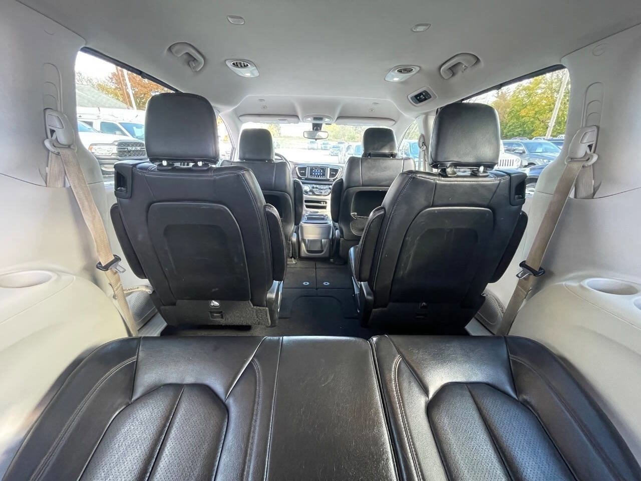 Used 2018 Chrysler Pacifica Touring-L image 38