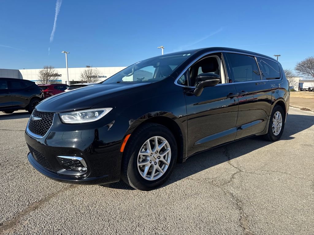 Used 2024 Chrysler Pacifica Touring-L image 2