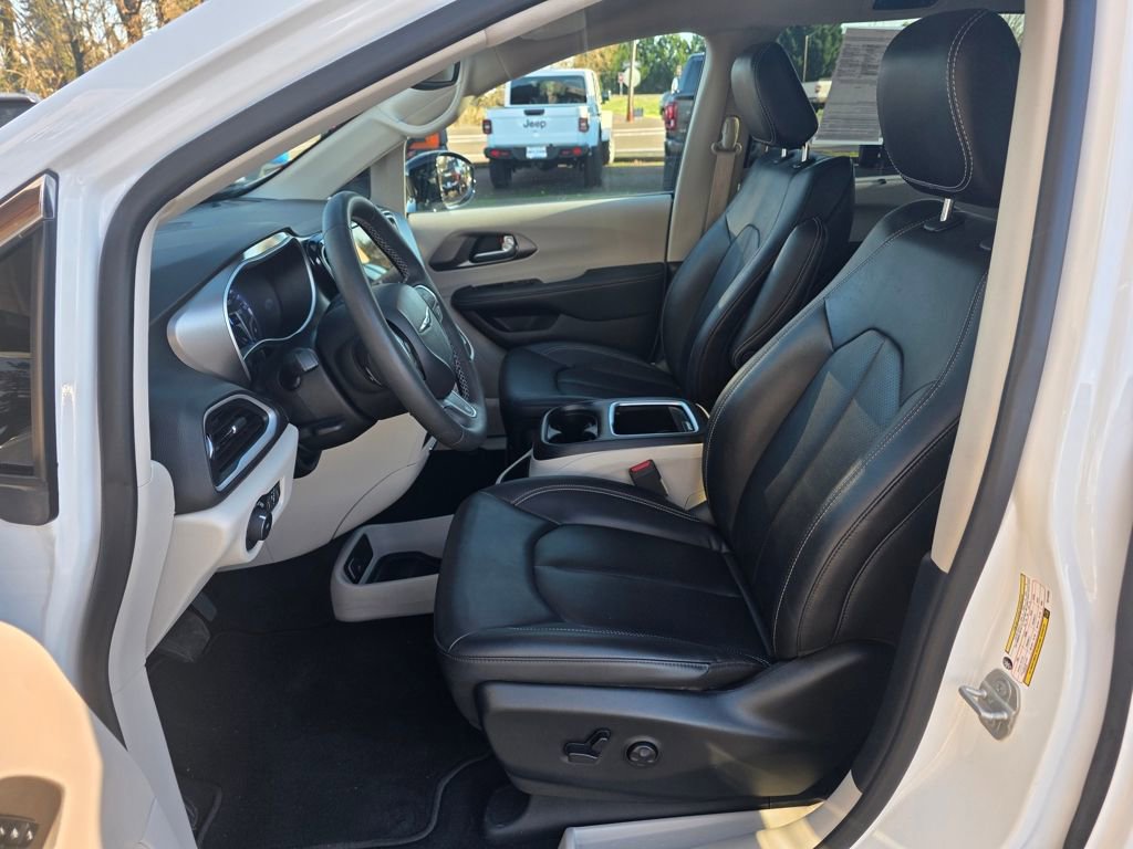 Used 2024 Chrysler Pacifica Touring-L FWD image 4