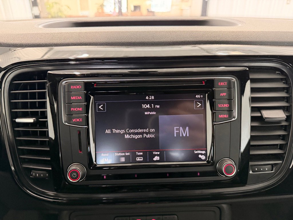 Used 2018 Volkswagen Beetle S image 22