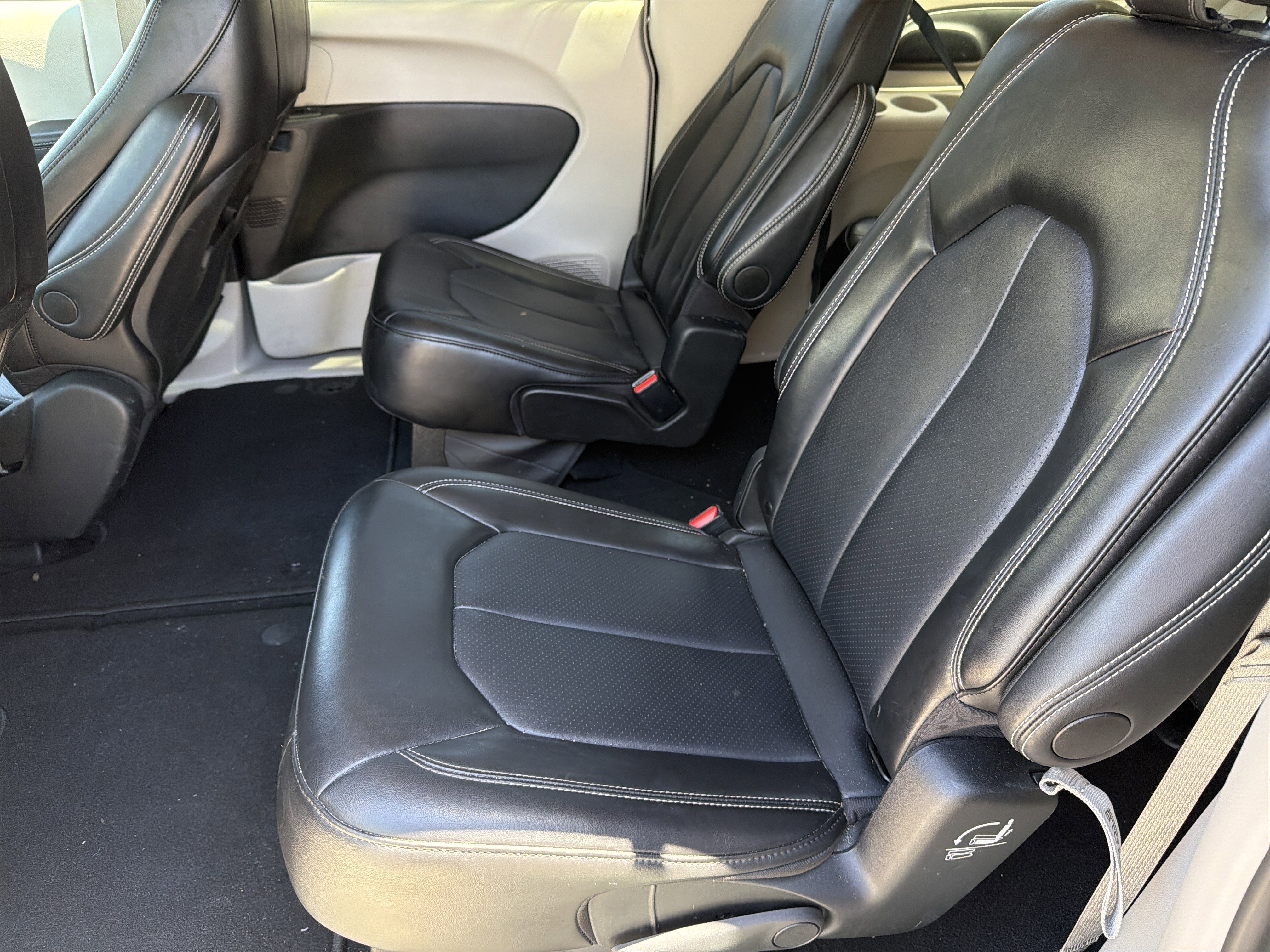 Used 2024 Chrysler Pacifica Touring-L FWD image 17