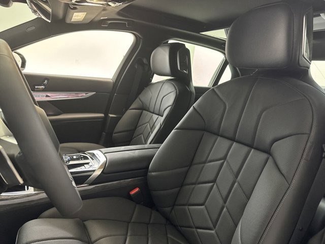 Used 2025 BMW i7 eDrive50 w/ M Sport Package image 15