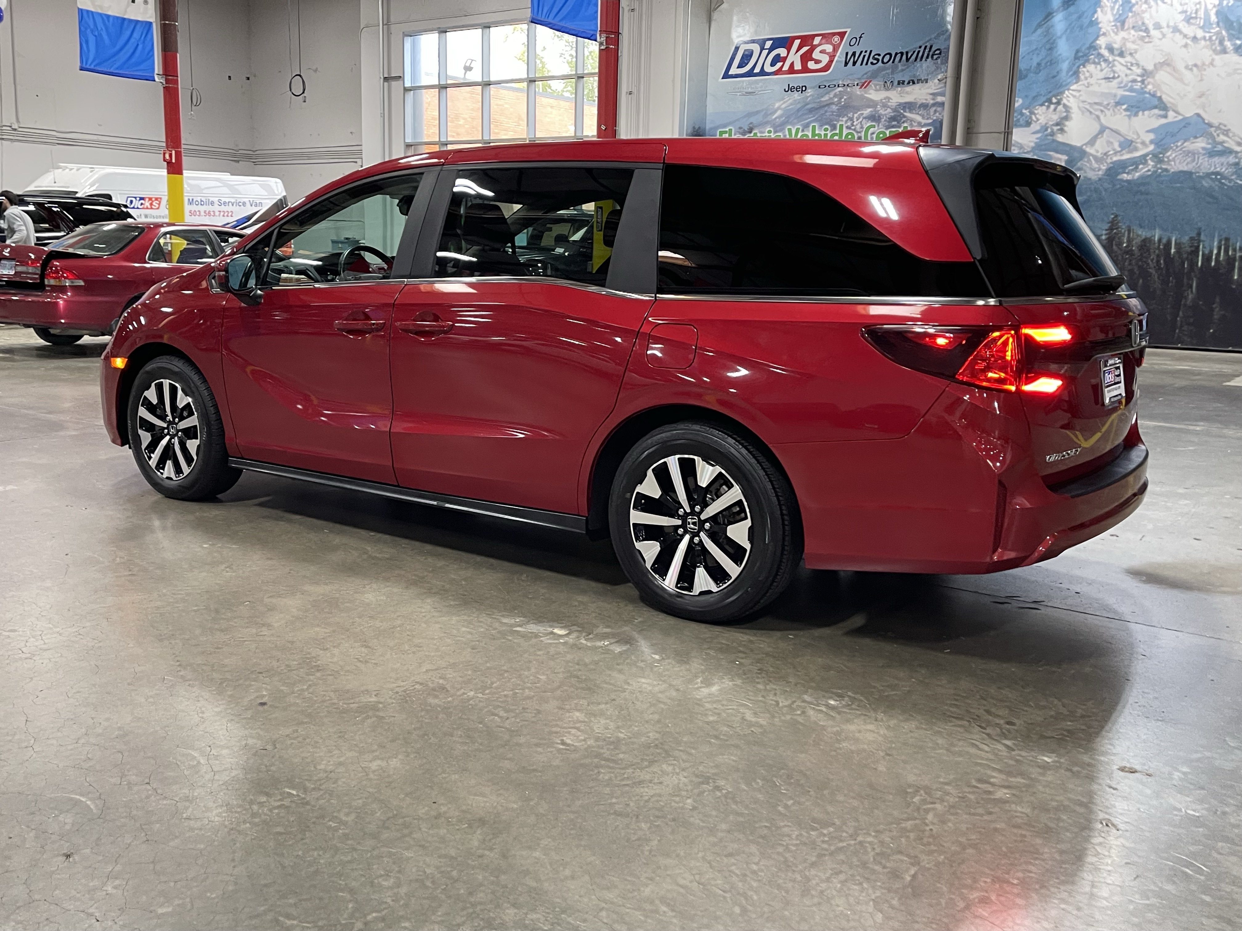 Used 2025 Honda Odyssey EX-L image 3