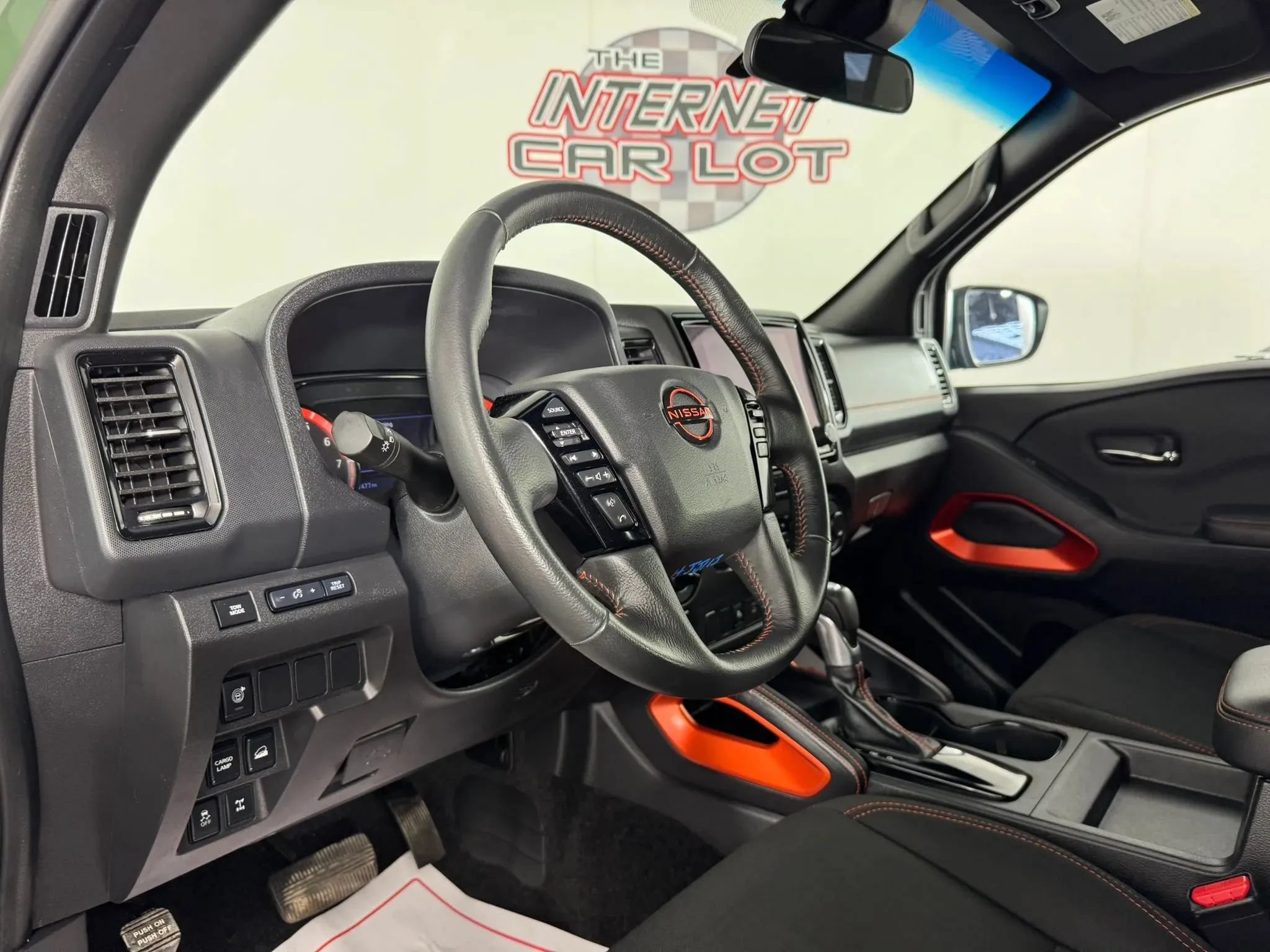 Used 2024 Nissan Frontier PRO-4X w/ Technology Package AWD/4WD image 10