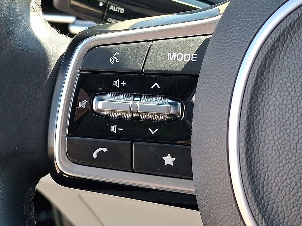 Used 2024 Kia Carnival EX image 22