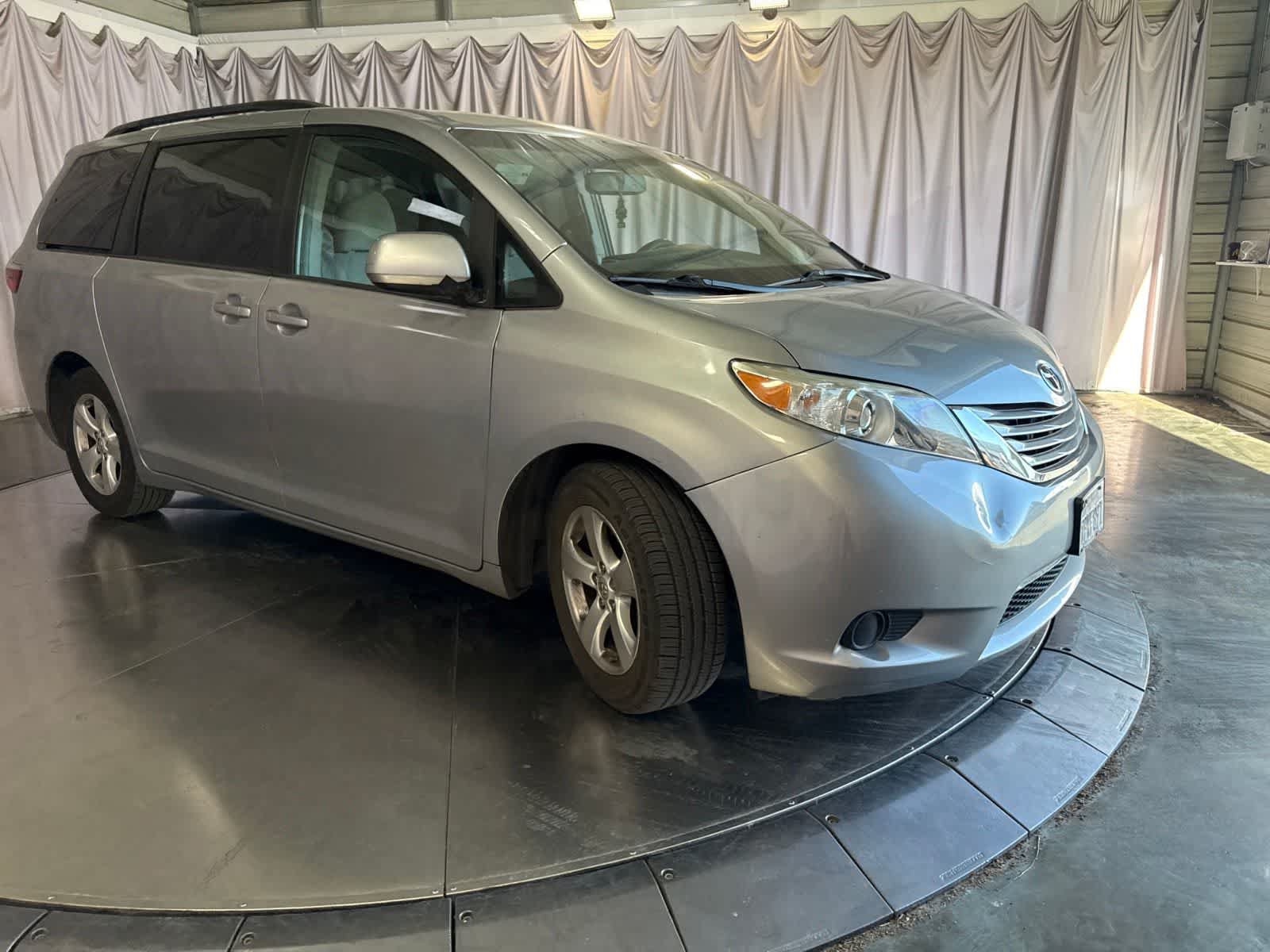 Used 2016 Toyota Sienna LE FWD image 3