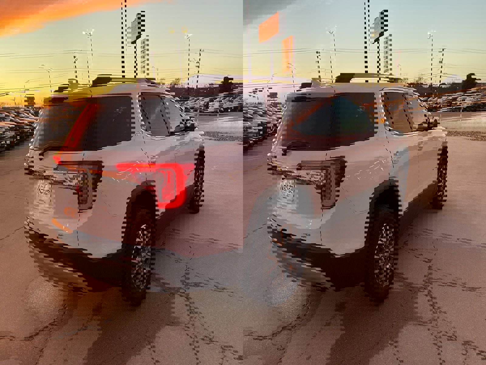 Used 2023 GMC Acadia SLE w/ Driver Convenience Package image 7