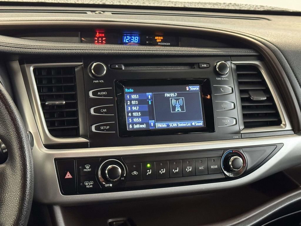 Used 2019 Toyota Highlander LE image 19