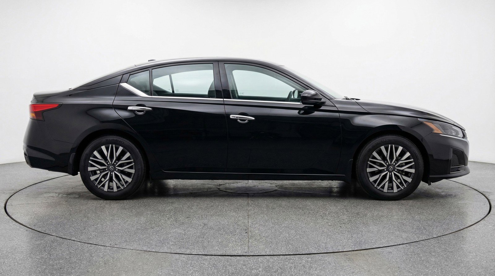 Used 2025 Nissan Altima 2.5 SV FWD image 11
