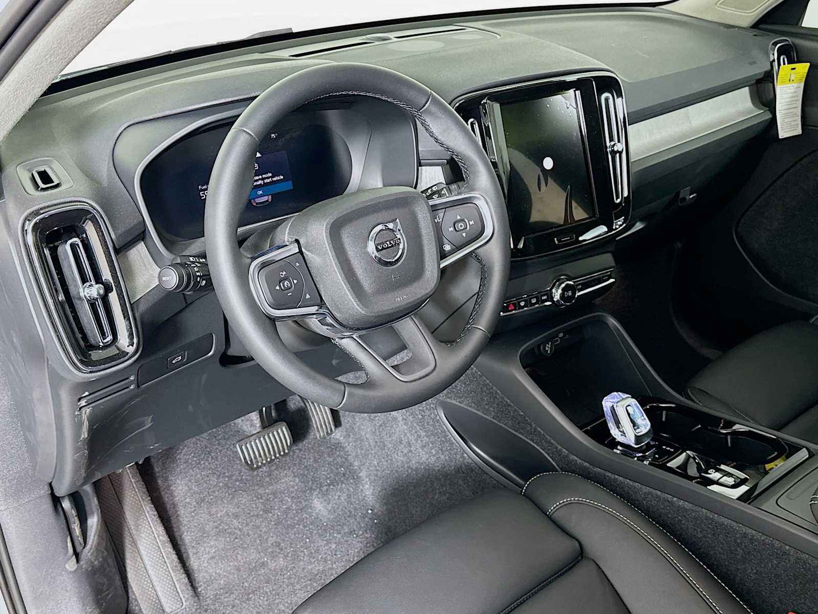 Used 2025 Volvo XC40 B5 Plus w/ Climate Package image 9