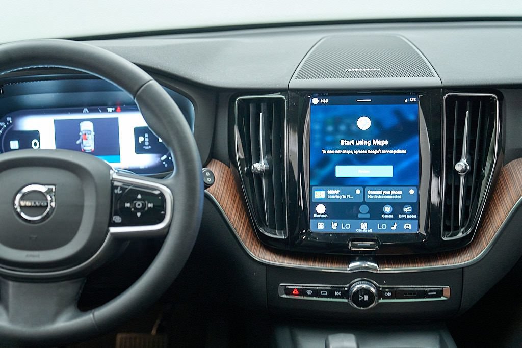 Certified 2023 Volvo XC60 B5 Plus AWD/4WD image 23