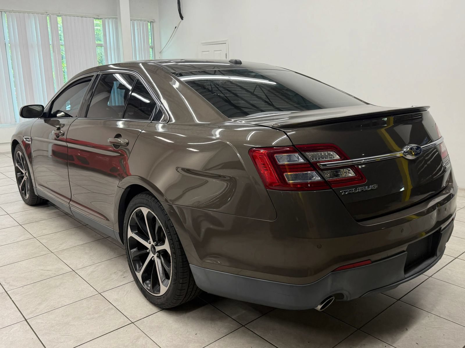 Used 2015 Ford Taurus Limited w/ Equipment Group 301A FWD image 7
