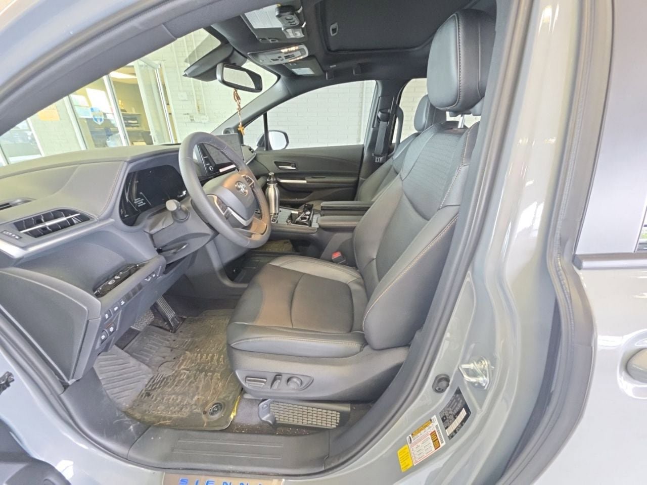 Used 2025 Toyota Sienna XLE Woodland Edition image 9