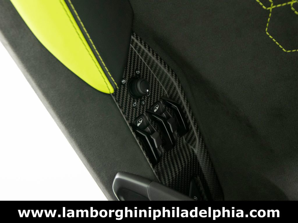 Used 2025 Lamborghini Revuelto image 12