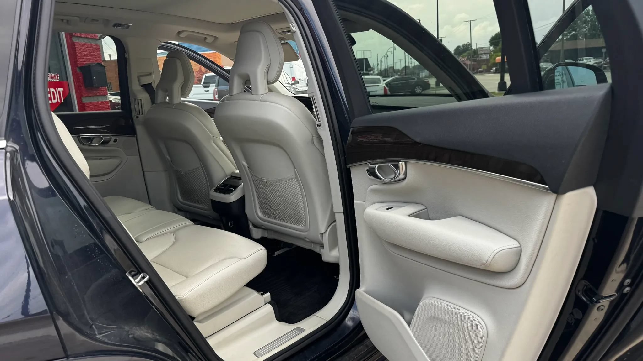 Used 2016 Volvo XC90 T6 Momentum w/ Momentum Plus Package AWD/4WD image 14
