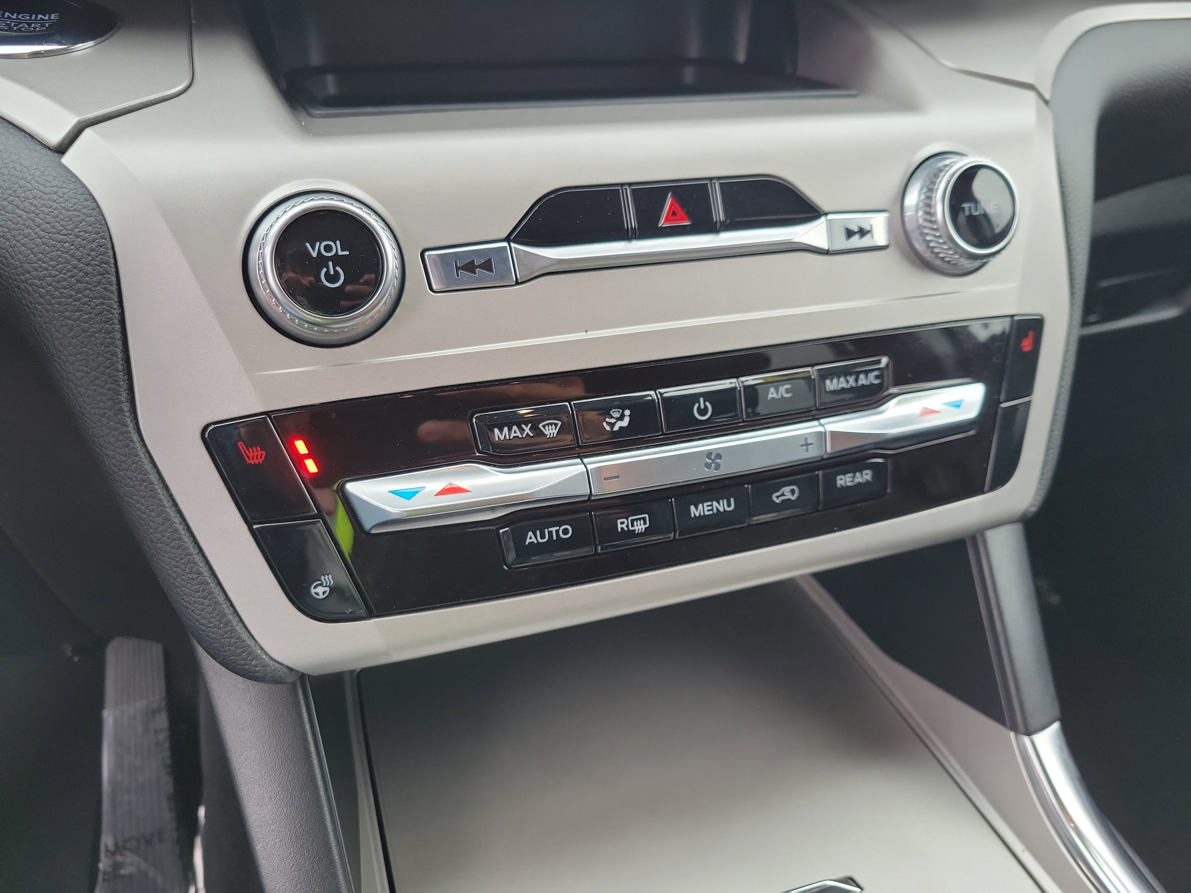 Used 2022 Ford Explorer XLT w/ Equipment Group 202A image 25