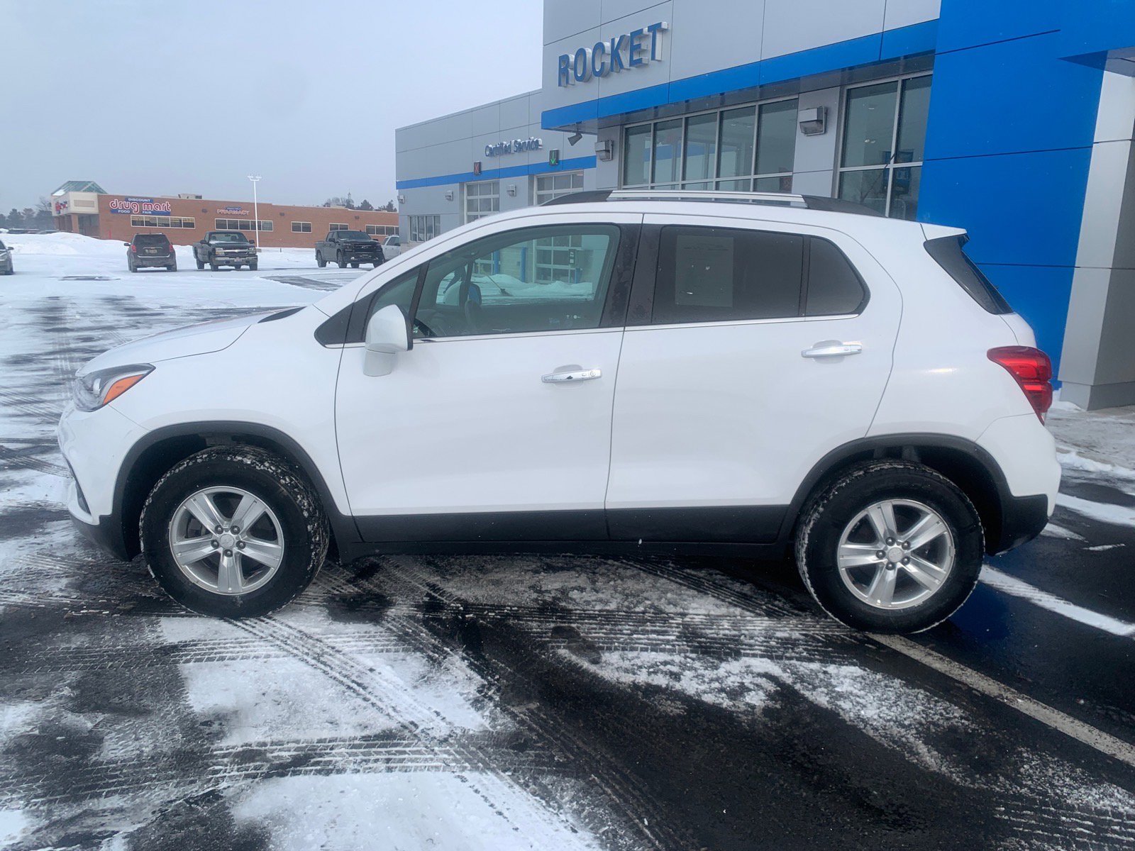 Used 2017 Chevrolet Trax LT w/ LT Convenience Package image 4