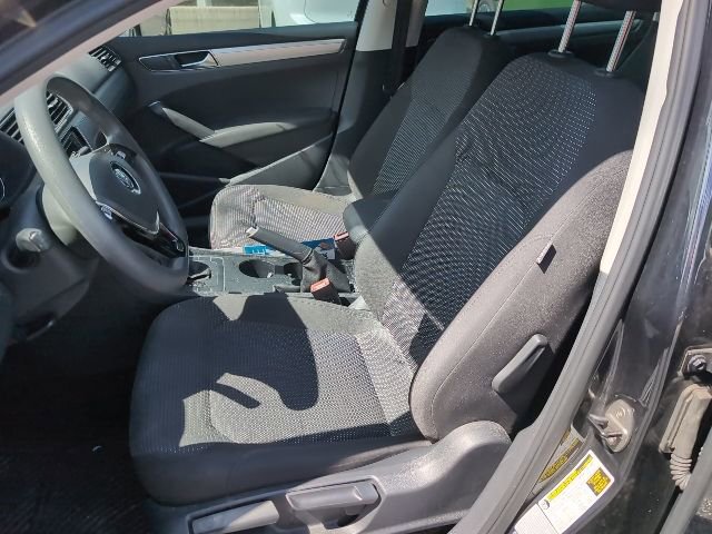 Used 2017 Volkswagen Passat 1.8T S image 9