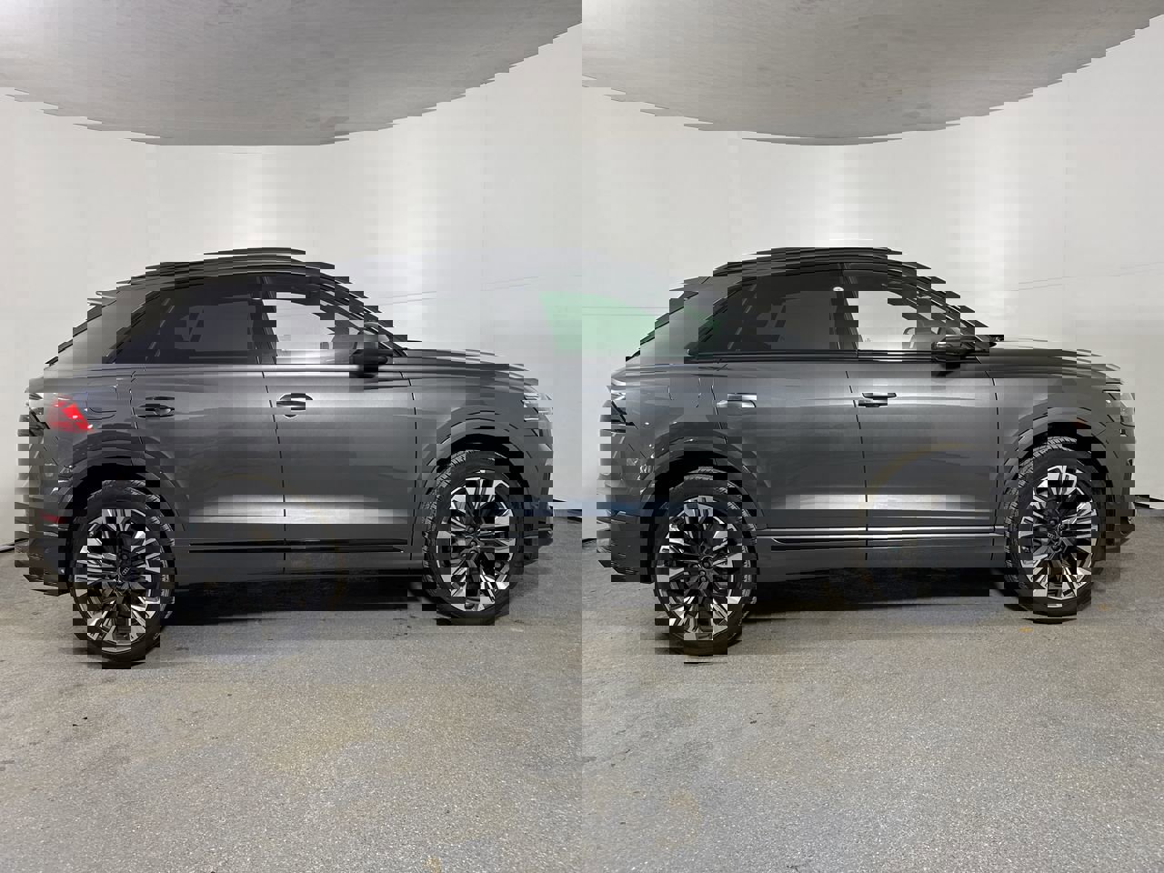 Used 2024 Audi Q8 Premium Plus w/ Premium Plus Package image 37