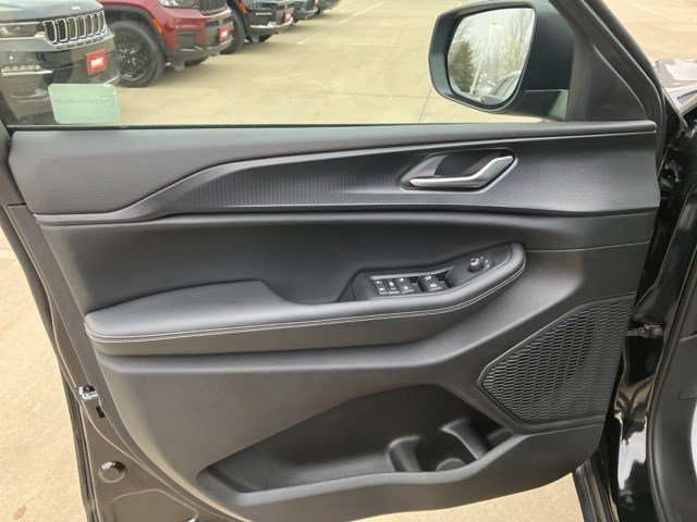 Certified 2023 Jeep Grand Cherokee Laredo w/ Luxury Tech Group I image 9