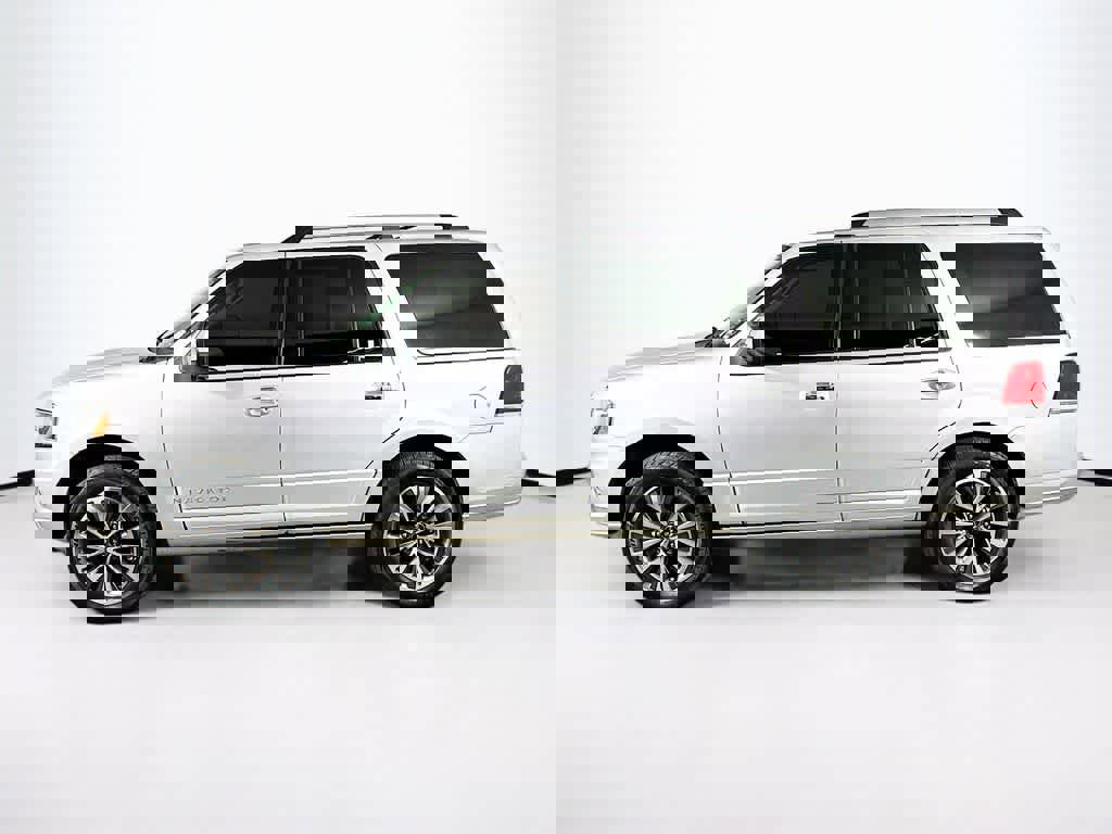 Used 2016 Lincoln Navigator Select image 3
