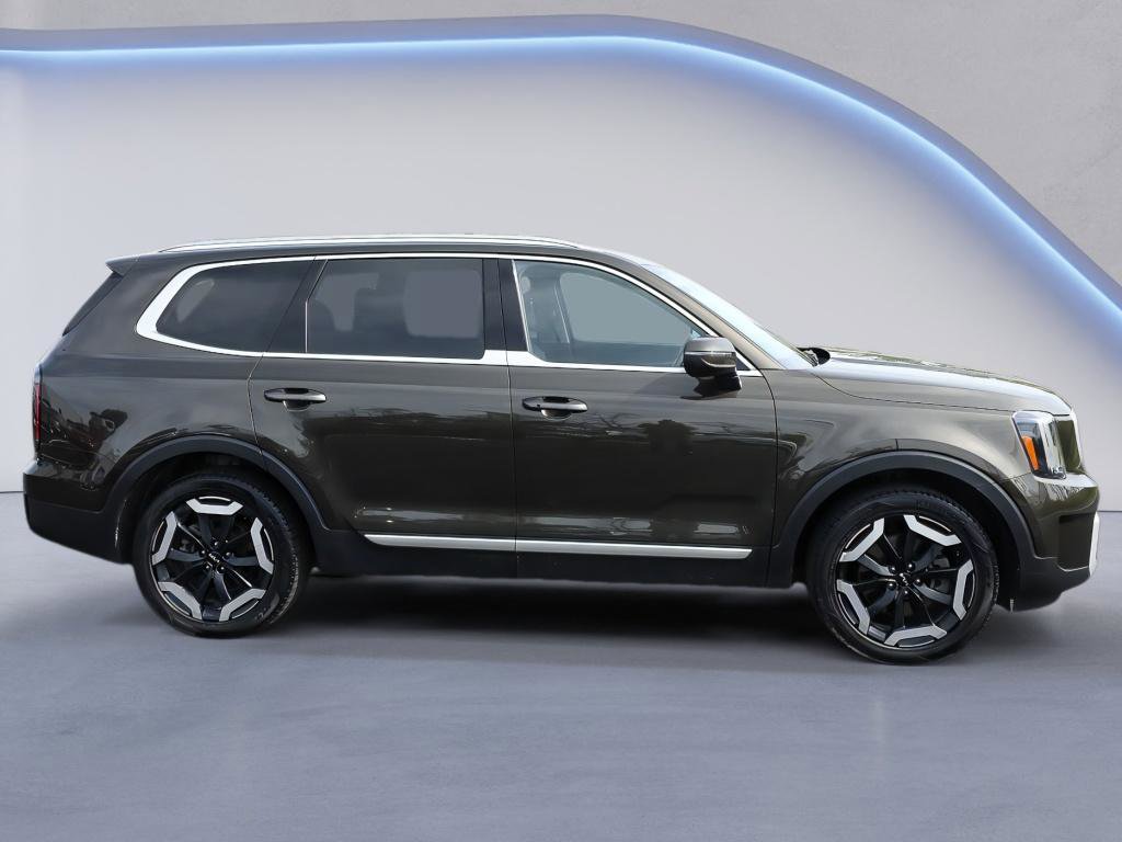 Used 2023 Kia Telluride EX w/ EX Captain's Chair Package AWD/4WD image 8