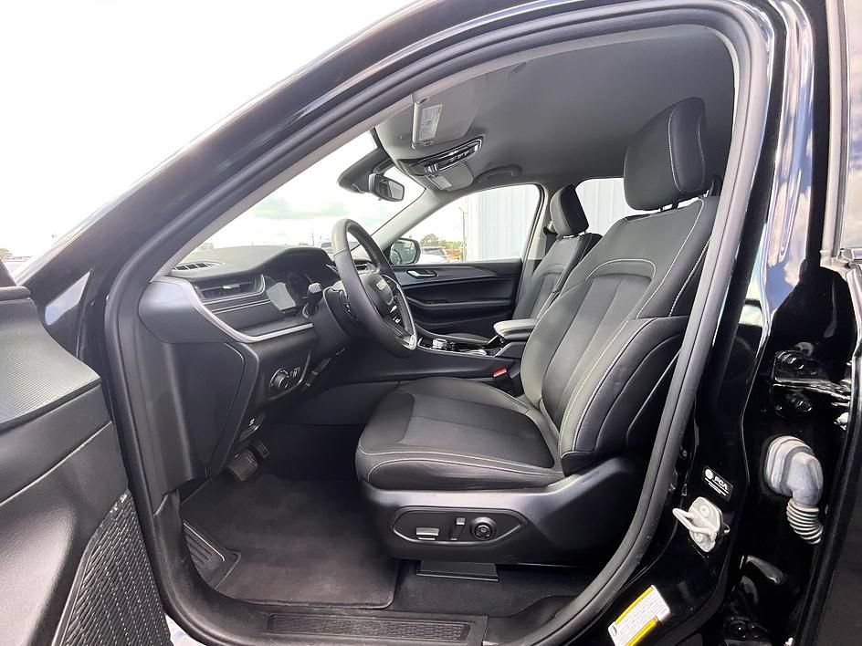 Used 2023 Jeep Grand Cherokee Laredo w/ Luxury Tech Group I AWD/4WD image 4