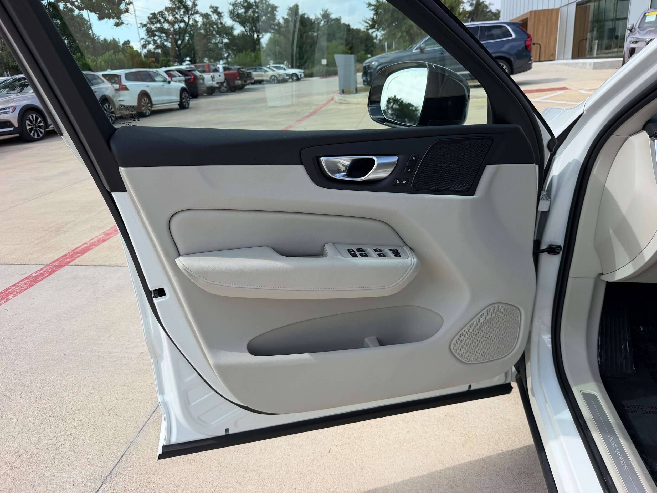 Certified 2024 Volvo XC60 T8 Ultimate w/ Protection Package Premier AWD/4WD image 23