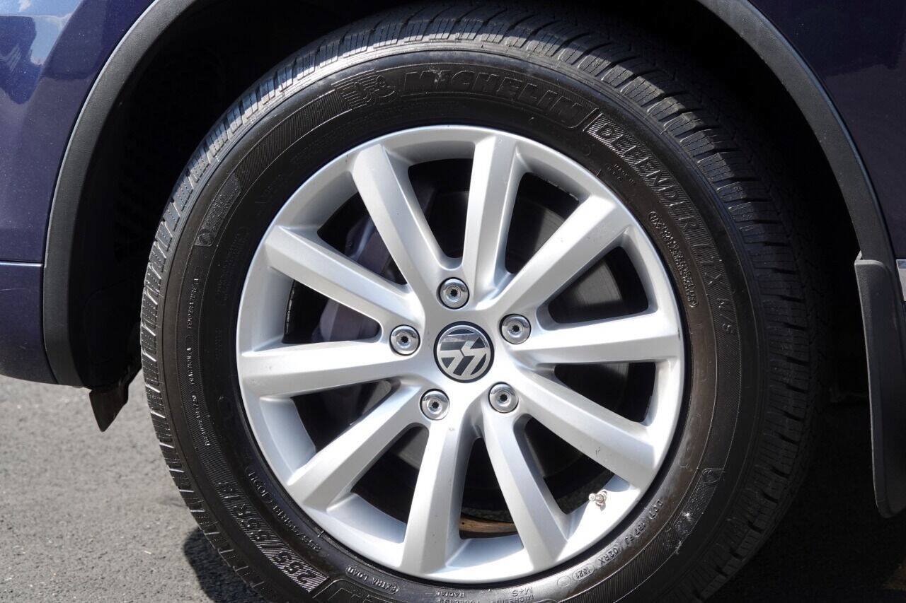 Used 2012 Volkswagen Touareg Sport AWD/4WD image 93